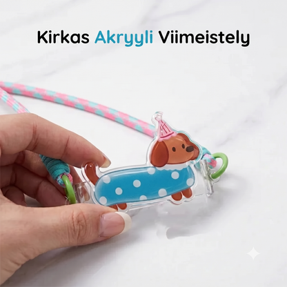 Puhelinpidike sarjakuvahahmolla ja rannelenkillä